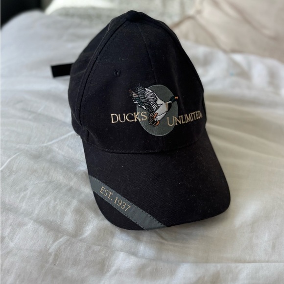 Ducks Unlimited Other - Ducks Unlimited Black Cap Adjustable back Strap